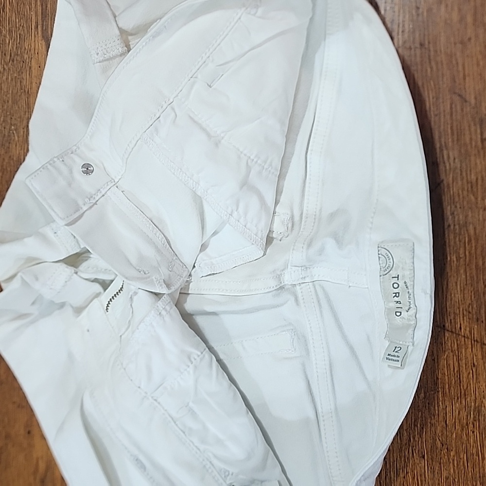 Torrid Cuffed White Denim Shorts Non Distressed Size 12 - Picture 8 of 8